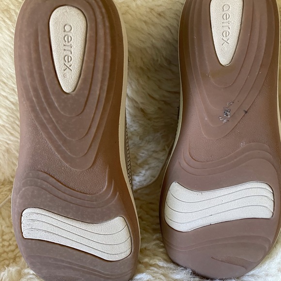 Ladies Aetrex walkers - Picture 3 of 4